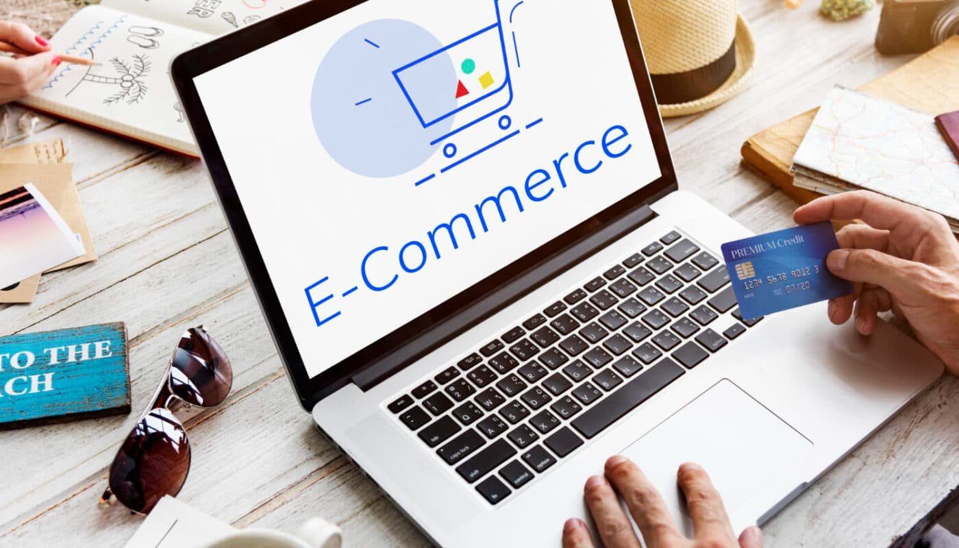 Person bruker PC for å sammenligne de beste nettbutikkene i en digital e-commerce-plattform